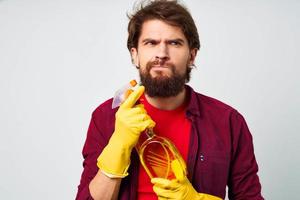 barbu homme détergent caoutchouc gants le rendu un service tondu vue professionnel photo