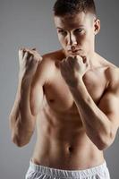 boxeur pompé en haut muscle poing gris Contexte faire des exercices photo