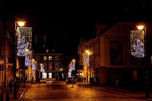 des rues à nuit avec décorations pour Noël Varsovie Pologne dans le ville centre photo