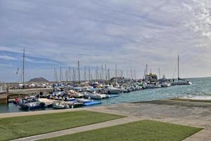 paysage avec port et yachts sur le Espagnol canari île de fuerteventura sur une ensoleillé journée photo