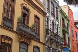 intéressant coloré vacances Maisons dans le des rues de le Espagnol ville de sanca cruz dans Tenerife photo