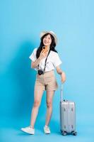 portrait de magnifique asiatique fille en voyageant, isolé sur blanc Contexte photo