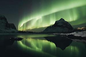 aurore borealis sur le Norvège. vert nord lumières au dessus montagnes. nuit ciel avec polaire lumières. nuit hiver paysage avec aurore photo