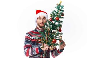 Beau homme dans Nouveau années vêtements décoration Noël isolé Contexte photo