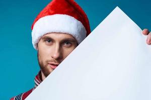 de bonne humeur homme dans une Père Noël chapeau en portant une bannière vacances isolé Contexte photo