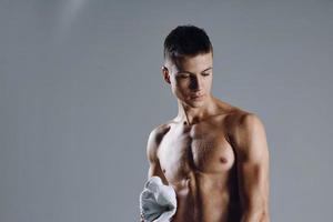 Beau homme avec nu épaules faire des exercices bodybuilder isolé Contexte photo