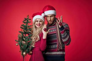 homme et femme dans vacances Noël amusement décoration jouets photo