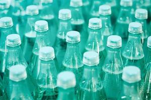 minéral en buvant l'eau dans vert Plastique bouteilles dans le épicerie magasin, Moscou, 28 oct 2021 photo