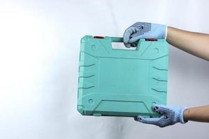 ganté main en portant boîte à outils isolé sur blanc Contexte photo