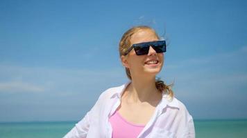 Jeune femmes jouer dans le mer sur leur été vacances et elles ou ils sourire et sont content sur vacances photo