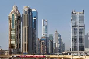 grattes ciels aux côtés de cheik zayed route dans Dubai photo