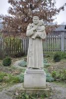 marbre figure de une Christian Saint avec Jésus sur le sien main sur une gris triste l'automne journée photo