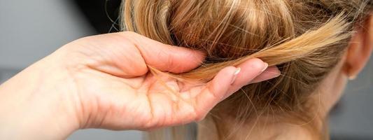 coiffeur coiffant cheveux de femme photo