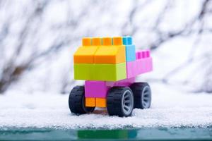 Voiture jouet colorée sur la neige photo