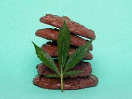 Biscuits à l'avoine et feuille verte de cannabis sur fond bleu photo