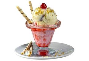 crème la glace crème tasse avec fraise sauce photo