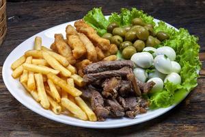 collations avec frites, Viande picanha, Caille œuf, Olives et pané poisson photo