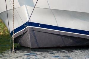 arc de une bateau avec ancre vers le bas photo