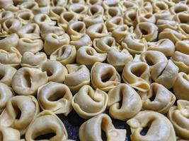 une proche en haut Haut vue coup de brut tortellini avec blanc champignons texture nourriture la photographie photo