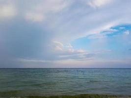 paysage marin mer avec calme l'eau et blanc des nuages photo