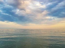 paysage marin mer avec calme l'eau et blanc des nuages photo