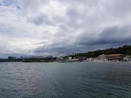 paysage marin mer avec calme l'eau et blanc des nuages photo