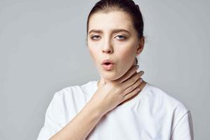 femme dans blanc T-shirt douleur santé problèmes traitement hôpital photo