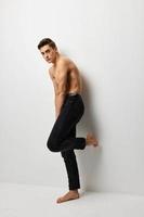 Beau homme noir un pantalon nu corps attraction confiance en soi photo