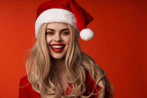 de bonne humeur femme Nouveau année Père Noël chapeau vacances modèle photo