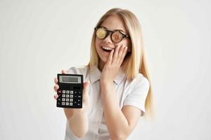 femme d'affaires calculatrice dans main et bitcoin lumière Contexte photo