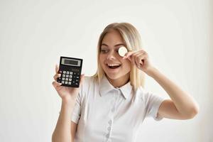 de bonne humeur femme dans une blanc chemise avec une dossier dans main exploitation minière les technologies photo