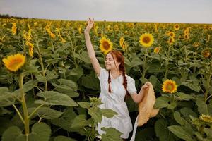 femme portrait dans une champ avec épanouissement tournesols campagne photo