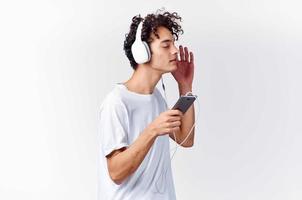 gars dans blanc T-shirt avec écouteurs la musique mode de vie photo