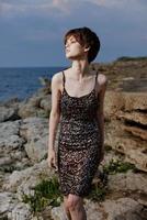 jolie femme dans robe sur la nature rochers paysage élégance photo