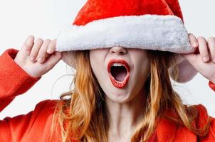 femme dans Père Noël chapeau rouge lèvres émotions posant vacances photo