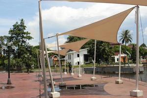 protecteur parapluies fabriqué de mince le fer enrobage à protéger visiteurs de le chaud Soleil et pluie dans ville parcs photo