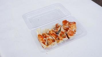 épicé dimsum dans Plastique boîte sur blanc arrière-plan, asiatique nourriture photo
