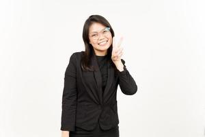 montrant paix signe de magnifique asiatique femme portant noir blazer isolé sur blanc Contexte photo