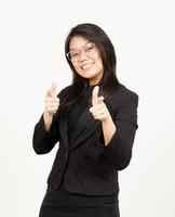 sourire et montrer du doigt à caméra de magnifique asiatique femme portant noir blazer isolé sur blanc photo