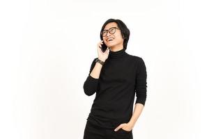 faire une téléphone appel en utilisant téléphone intelligent avec sourire visage de Beau asiatique homme isolé sur blanc photo