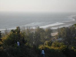 magnifique paysage de le baie de Bengale de Bangladesh, vue de le Haut de une colline photo