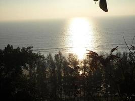 magnifique paysage de le coucher du soleil moment dans une mer plage de barreur bazar Bangladesh, vue de le Haut de une colline photo