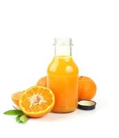 bouteille de Frais Orange jus et sucré Orange fruit sur blanc Contexte photo