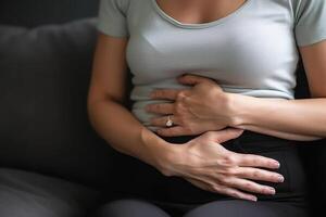 femme en portant mains sur sa ventre, poignarder douleur dans abdomen la diarrhée génératif ai photo