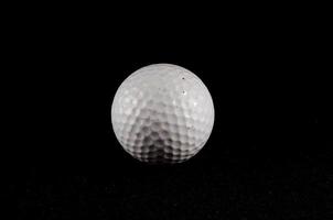 une le golf Balle sur noir Contexte photo