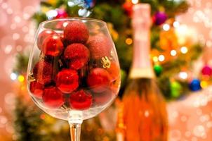 boules rouges dans un verre photo