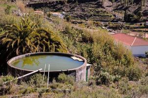 une l'eau bassin sur le colline photo