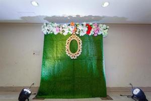vert artificiel herbe basé mariage étape avec artificiel coloré papier fleur décoration. photo