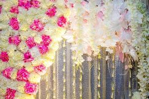 coloré rouge et d'or fleur et éclairage mariage étape décoration. Plastique artificiel fleur. mariage décoration. photo