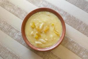 nawabi nourriture - bol de Ferni établi par Lait et meilleur qualité riz. photo